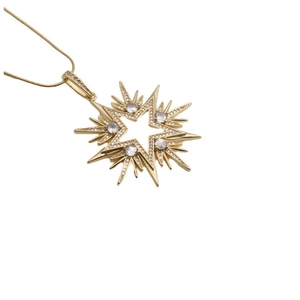 Élégant collier étoile flocon de neige doré avec oxydes de zirconium sur fond blanc