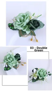 Détail de corsage de rose en soie verte avec chaînes dorées et éléments strass