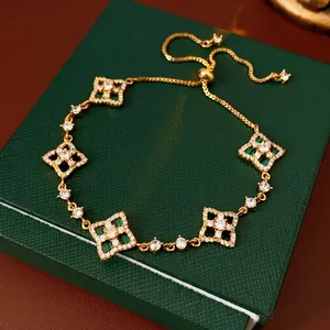Bracelet doré réglable avec pierres vertes taille émeraude et oxydes de zirconium