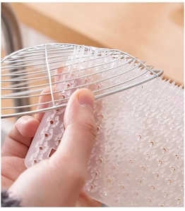 Dettaglio di una spazzola flessibile in silicone con setole fitte per pulire griglie metalliche