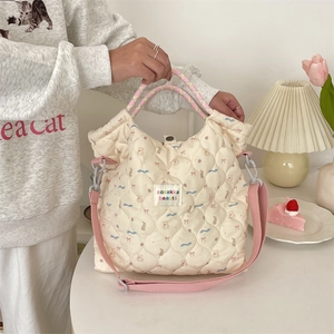 Vue détaillée du sac cabas matelassé avec imprimés ours et lapin en situation réelle