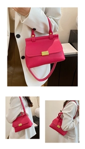 Détail du sac rouge rose avec texture litchi et élégant fermoir carré doré et sangle