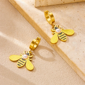 Gold-plated hoop earrings featuring a creative bee pendant with pearls and enamel coating