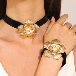 Ensemble choker et bracelet fleurs dorées vintage avec perles sur ruban velours