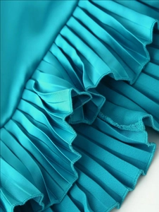 Vue détaillée du tissu satin turquoise avec des plis à volants élégants et texture soyeuse