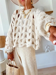 Détail du pull en crochet bohème crème montrant la maille lâche et les coutures texturées