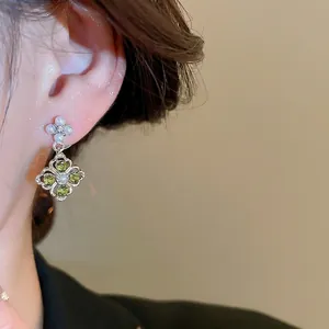 Elegant flower drop earrings with green zircons and pearls for a vintage jewelry look