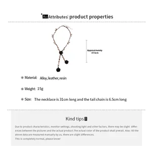 Détail du collier fleur en résine montrant les dimensions et les matériaux en cuir et alliage