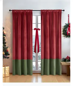 Dettaglio delle tende oscuranti in velluto rosso e verde con cuciture per Natale