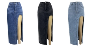Tre colori di gonne lunghe in denim a vita alta con spacco alto su sfondo bianco