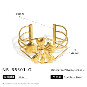 Detailed size chart of a 18K gold-plated stainless steel hollow floral cuff bracelet