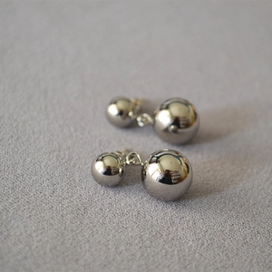 Orecchini a doppia sfera minimalisti in argento lucido con effetto specchio brillante