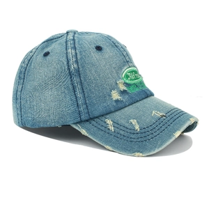 Detailansicht der blauen Denim-Baseballcap mit grünem besticktem Alfred-Aufnäher