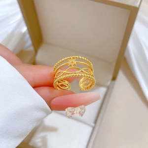 Bague ouverte dorée ajustable au design minimaliste avec texture ondulée et motif soleil
