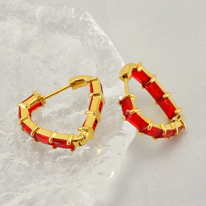 Boucles d'oreilles créoles cœur en acier titane doré avec zircons rouges pour femme