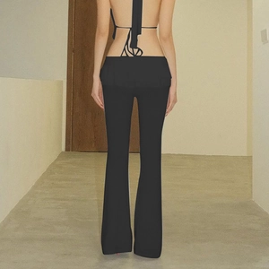 Pantaloni a zampa neri a vita bassa da donna con volant e lacci sul retro aderenti