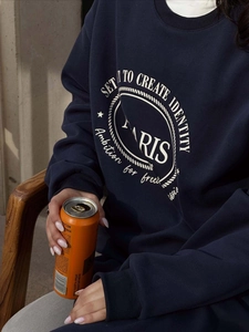 Detailansicht des dunkelblauen Sweatshirts mit weißem Vintage Paris Logo Aufdruck