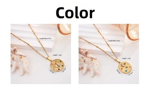 Détail de colliers boussole en acier titane doré avec pierres de zircon colorées