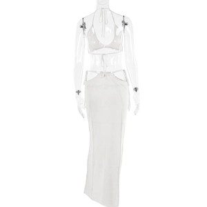 Vista posteriore dettagliata del set due pezzi in maglia bianca con top halter e gonna lunga