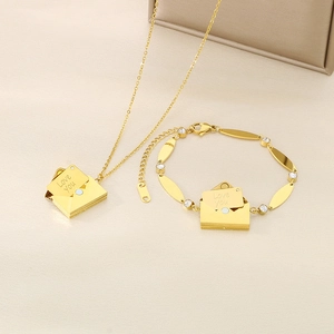 Set collana e bracciale con ciondolo a busta dorata, incisione Love You e strass