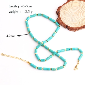 Detalle del collar de cuentas con cierre dorado y especificaciones de longitud de 45+5cm