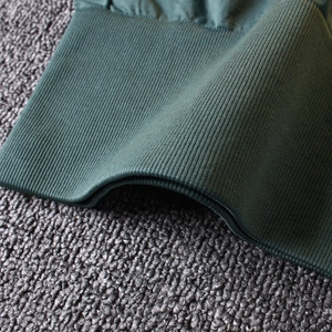 Vue macro de l'ourlet côtelé sans couture vert foncé sur le short de yoga taille haute