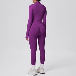 Vista posteriore set yoga viola con leggings a vita alta e maglia a maniche lunghe
