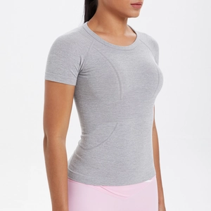 Dettaglio della maglietta fitness grigia senza cuciture con maglia traspirante e vestibilità slim