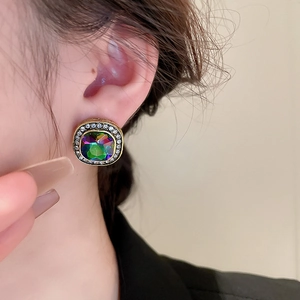 Boucles d'oreilles vintage carrées avec pierre aurore colorée et halo de cristaux sur modèle