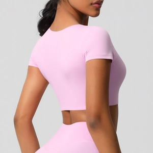 Détail du dos du haut de yoga rose sans couture montrant l'élasticité et la coupe
