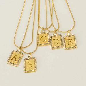 Ensemble de colliers avec pendentifs lettres A-E plaqués or 18 carats et zircons