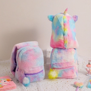 Detailansicht der flauschigen Einhorn-Rucksäcke in Regenbogenfarben mit weichen Bommel-Anhängern