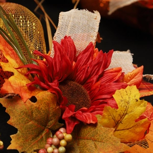 Ghirlanda autunnale con girasole rosso, foglie di acero e bacche per Halloween
