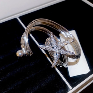 Detailansicht des silbernen Seestern-Armreifs mit Pavé-Zirkonia und einer weißen Perle