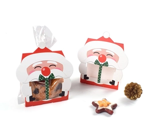 Détail d'une boîte cadeau de Noël avec motif Père Noël et fenêtre transparente