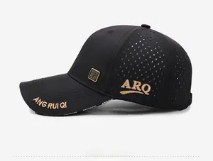 Vue détaillée d'une casquette de baseball noire avec mesh respirant et broderie