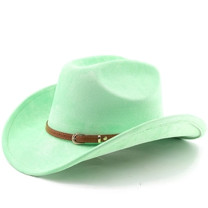 Détail du chapeau de cowboy en feutre vert menthe avec ceinture en similicuir et boucle