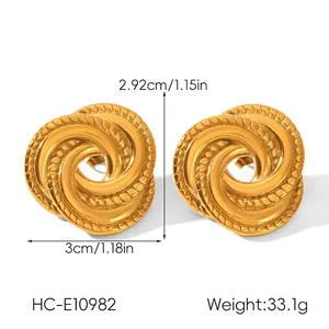 Macro des boucles d'oreilles dorées tressées avec détails de texture et dimensions