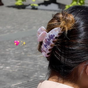 Pince à cheveux en acétate motif marbre violet avec lettrage MAMA pour femme
