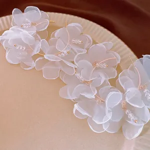 Boucles d'oreilles élégantes en tulle blanc avec créoles dorées et perles de cristal