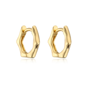 Makro-Detail von geometrischen sechseckigen Ohrringen mit poliertem 18K-Gold-Finish