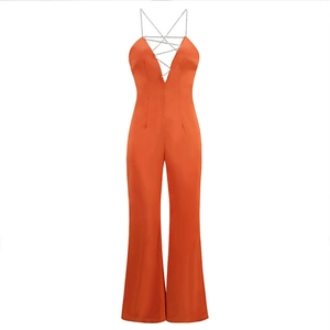 Combinaison orange avec dos nu, décolleté en V profond, chaîne argentée et jambe large