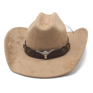 Détail d'un chapeau de cow-boy en daim avec ornement de tête de taureau argentée et bandeau