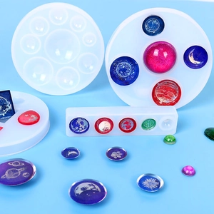 Détails de moules en silicone hémisphériques et créations en résine de cristal finies