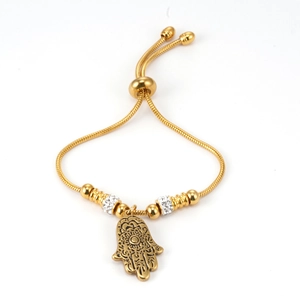 Vue détaillée du pendentif main de Fatma dorée avec fermoir réglable et chaîne serpent