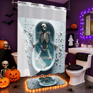 Dettaglio set tenda da doccia Halloween e tappetino con teschio 3D in una vasca da bagno