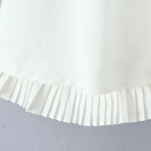 Robe courte blanche de style français avec ourlet plissé et design à taille haute