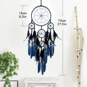 Capteur de rêves bohème avec plumes bleues et perles noires dans une chambre douillette