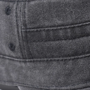 Détail du chapeau militaire gris en coton avec coutures triples et œillet de ventilation