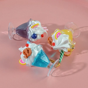 Tre portachiavi colorati a forma di coppa gelato artificiale in viola, giallo e blu